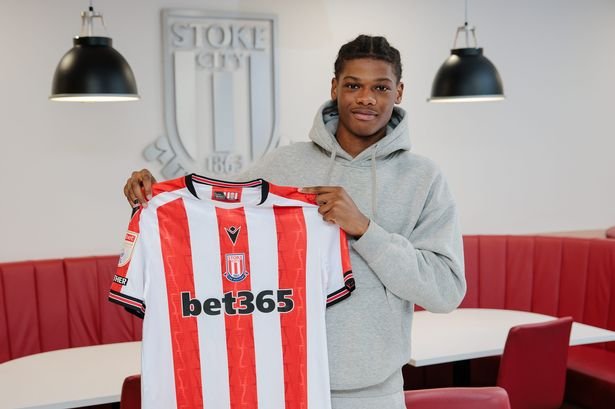 0_SCFC-Adriel-Walker-signs-U21-3FEB25-7