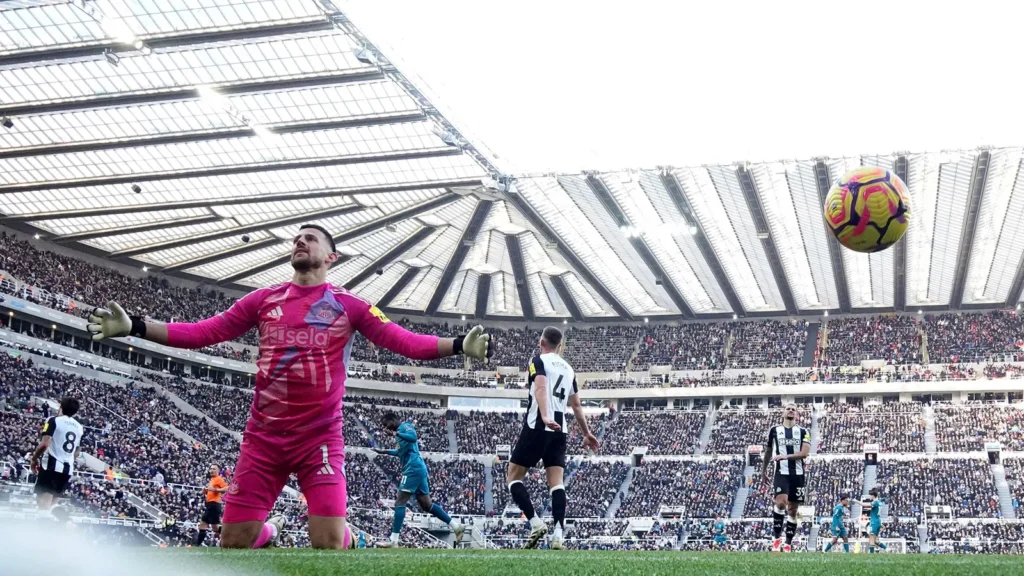 dubravka-ball-net-bournemouth-newcastle-united-nufc-2000