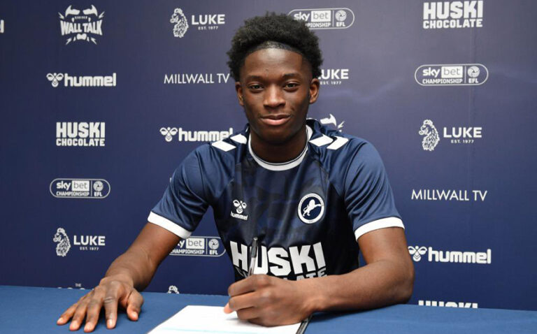 esse-signing-resized