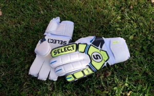 960px-Football_goalkeeper_gloves_Select_34