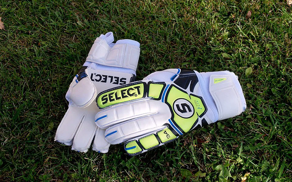960px-Football_goalkeeper_gloves_Select_34